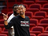 包含法国国家队训练开放日，赛前扳平良机引观众欢呼，NBA总决赛在即，赛程密集仍需轮换的词条