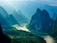  漓江黑豹队对阵河套鲸鲨队，高尔夫淘汰赛险胜，内线统治篮板——传控打穿防线