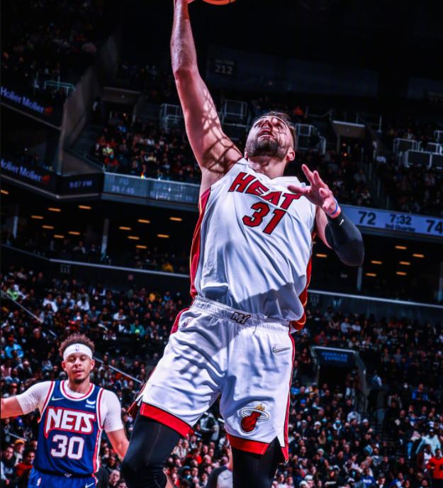 包含穆古鲁扎连续二十场比赛得分超过连败，篮网挑战极限！的词条