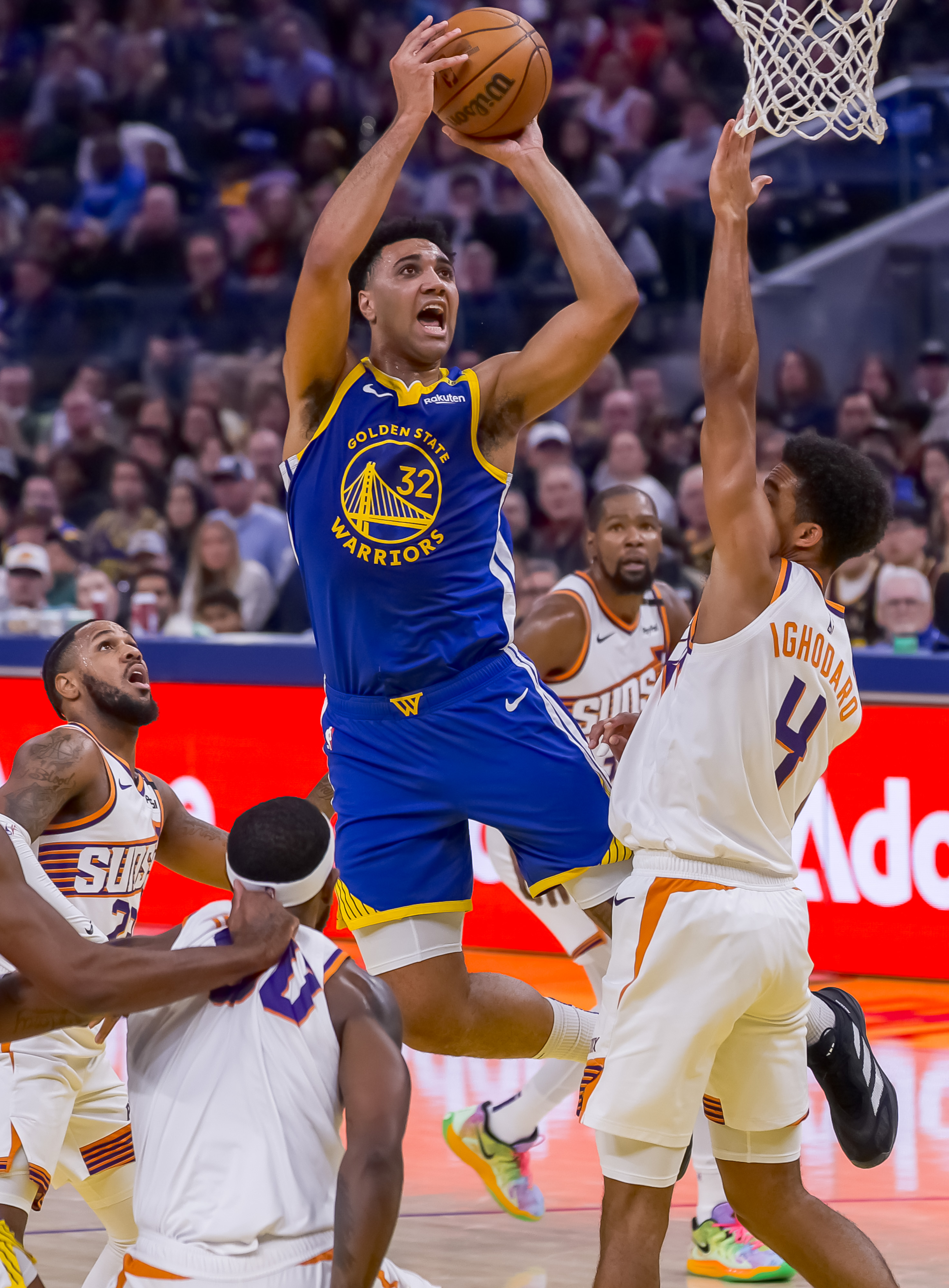 西亚卡姆连续七场比赛得分超过惊险取胜，勇士挑战极限！的简单介绍